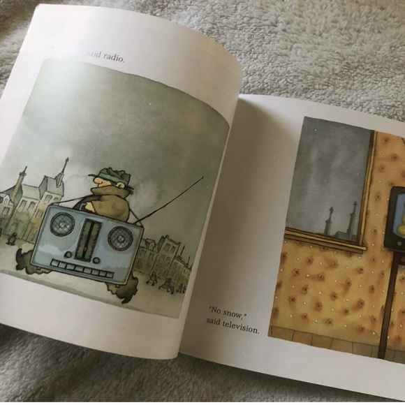 Snow by Uri Shulevitz - Illustrated Book - Picture 3 of 4